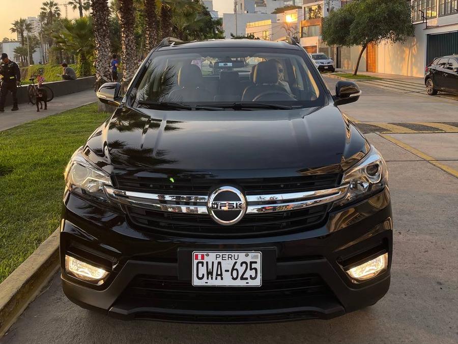 DFSK Glory 560 negra de frente, lista para transporte corporativo en Lima